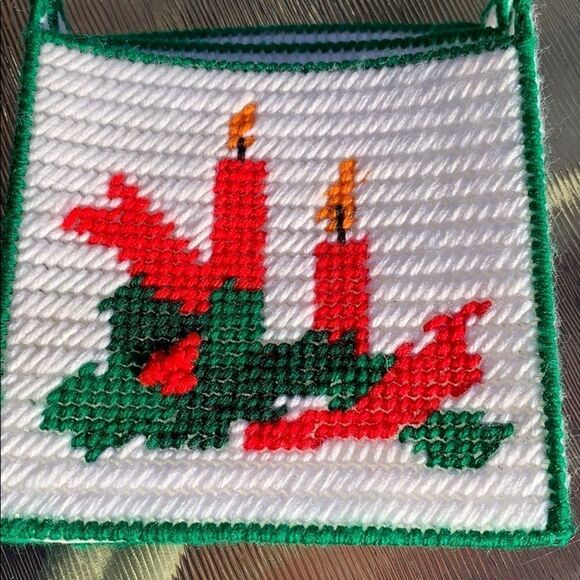 Vtg kitschy handmade yarn Christmas card holder - Picture 2 of 5